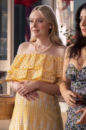 Dakota Fanning deslumbra con Charo Ruiz en la serie de Netflix 'La Pareja Perfecta'